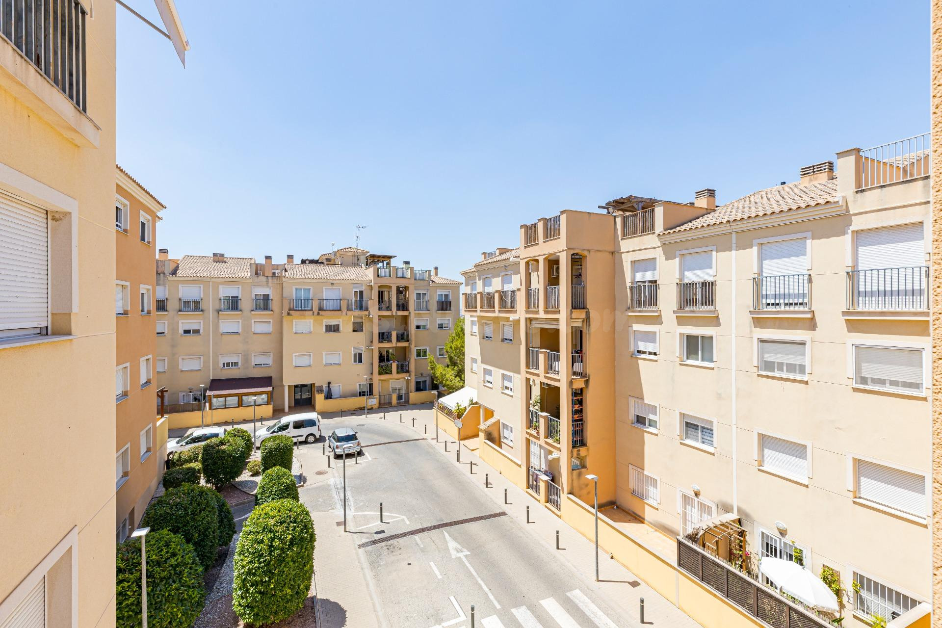 Piso de 2 dormitorios con terraza, piscina comunitaria y gar - foto 2
