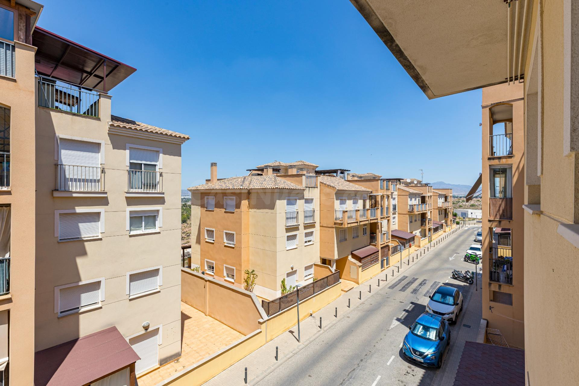 Piso de 2 dormitorios con terraza, piscina comunitaria y gar - foto 3