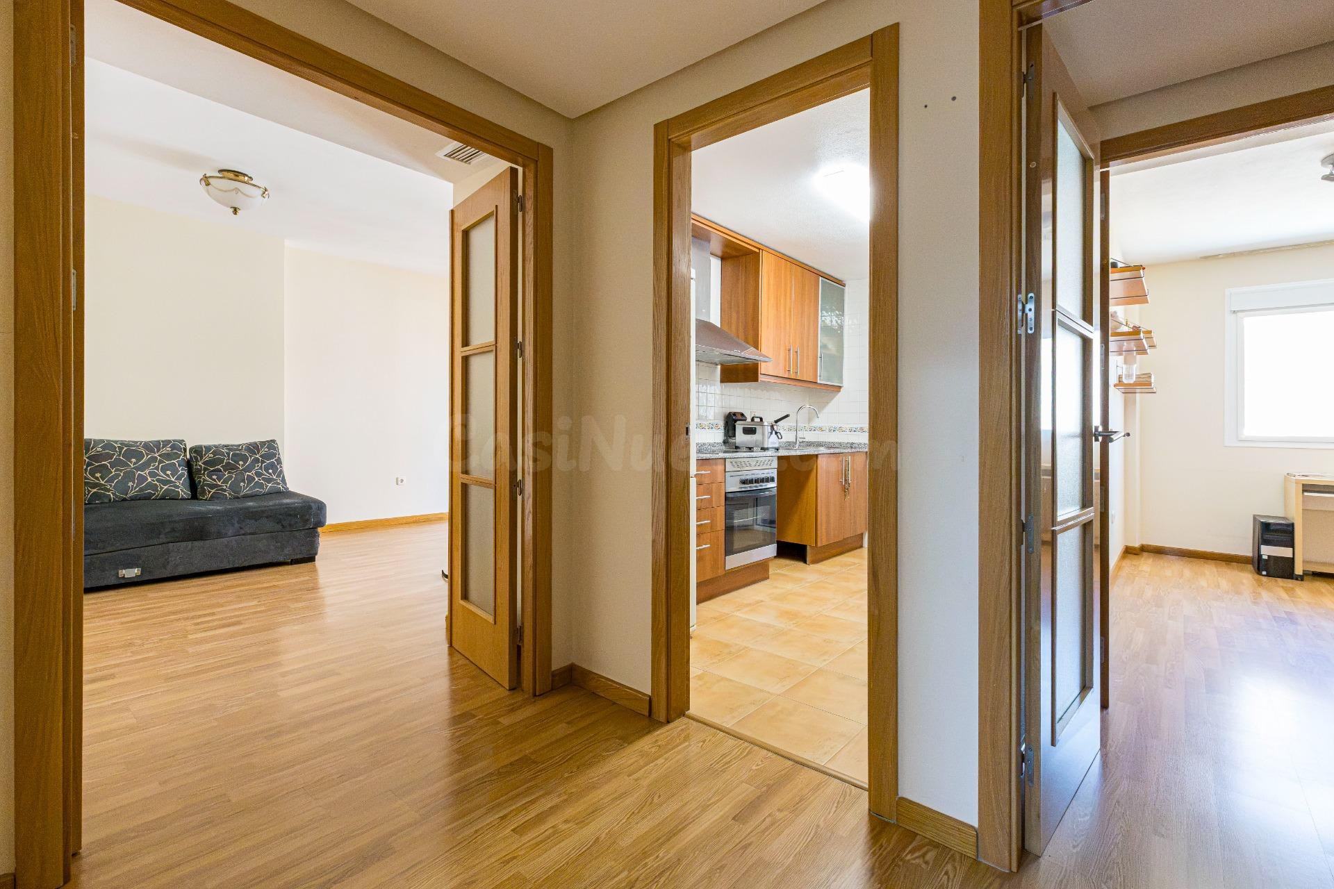 Piso de 2 dormitorios con terraza, piscina comunitaria y gar - foto 4