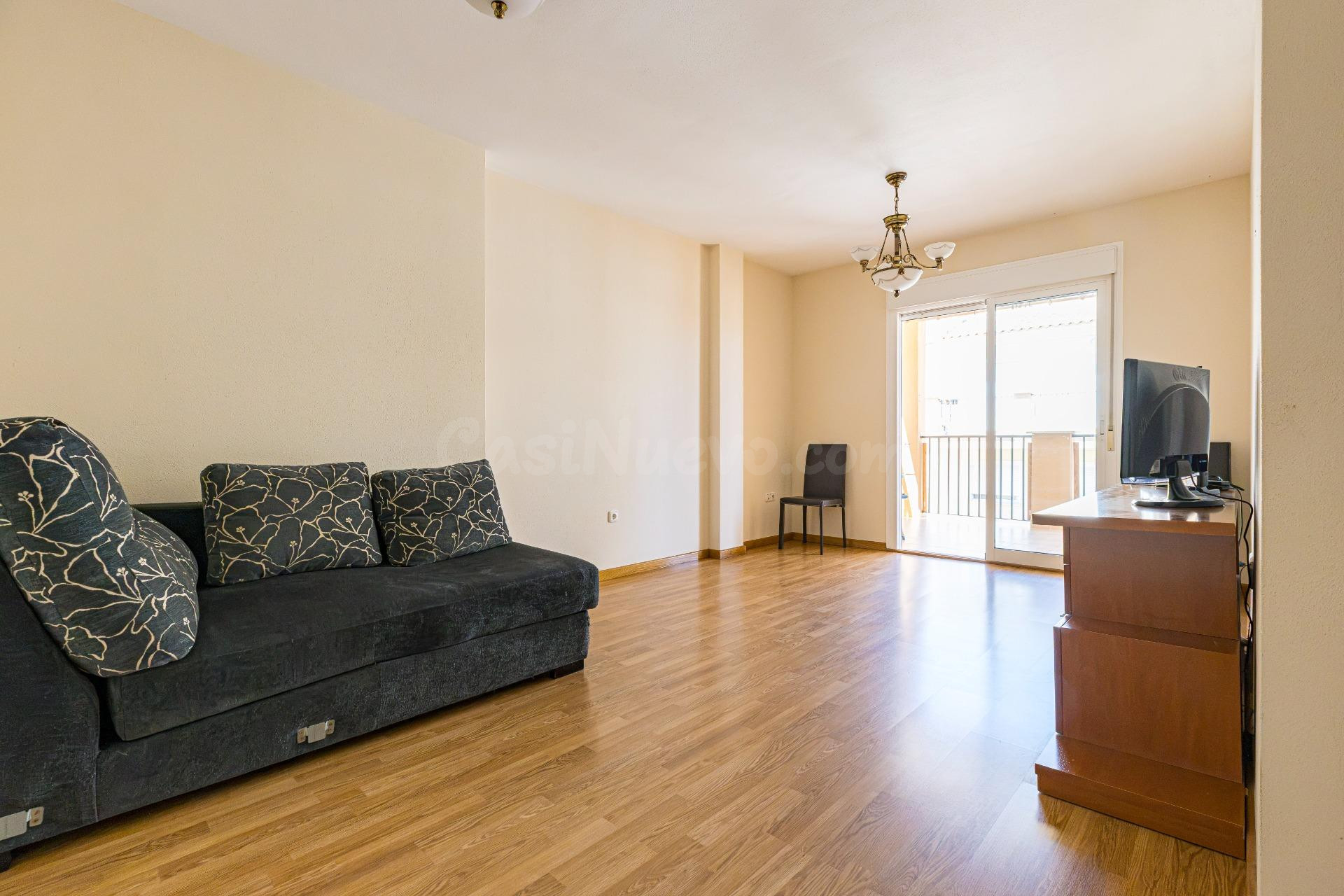 Piso de 2 dormitorios con terraza, piscina comunitaria y gar - foto 5