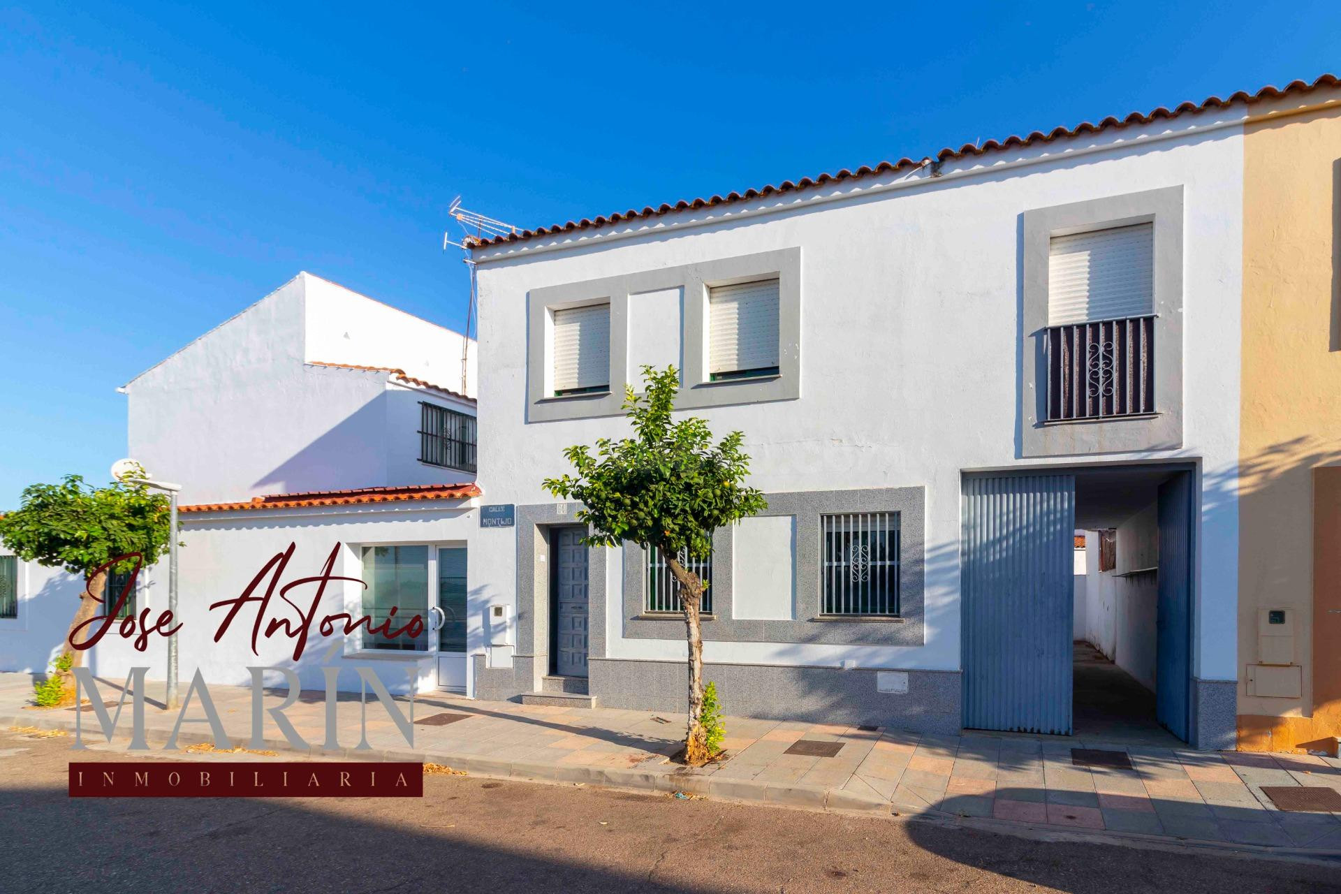 Casa adosada dúplex en Valdelacalzada con 50m de patio