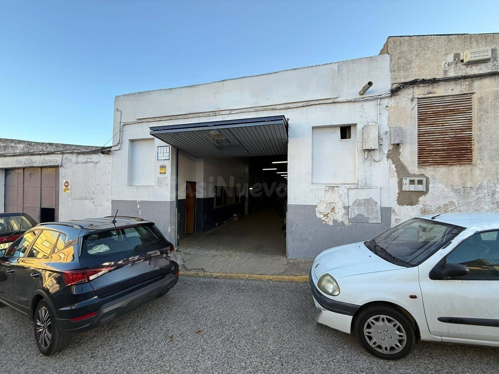Amplia Nave Industrial en Badajoz - Oportunidad de Inversión
