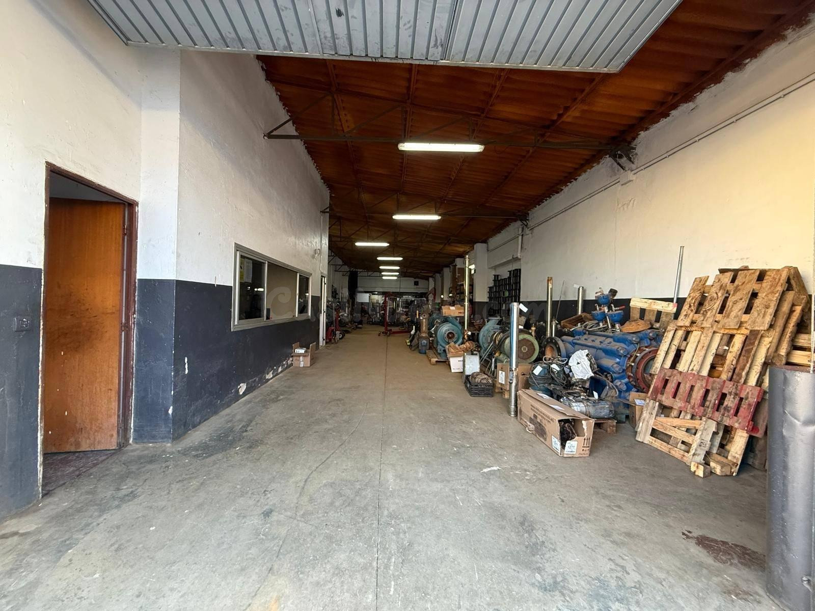 Amplia Nave Industrial en Badajoz - Oportunidad de Inversión - foto 5