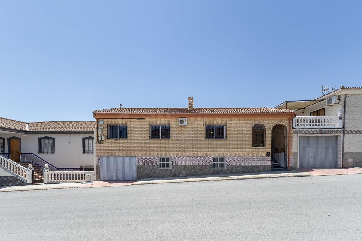 Gran casa en una sola planta con bajo de 130 m2 y solar de 3