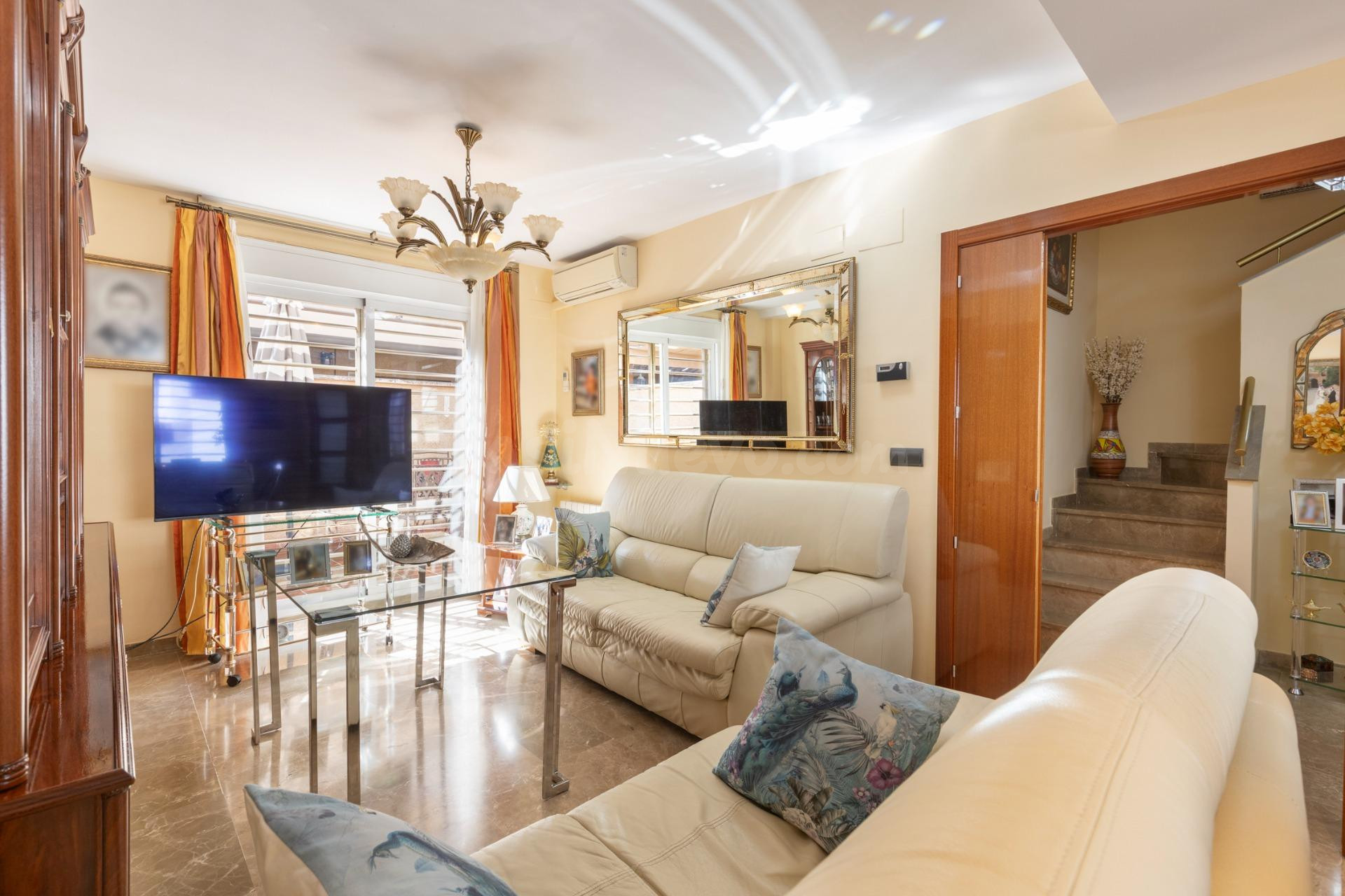 ¡EXCLUSIVA VIVIENDA UNIFAMILIAR CON PATIO PRIVADO EN ARMILLA!