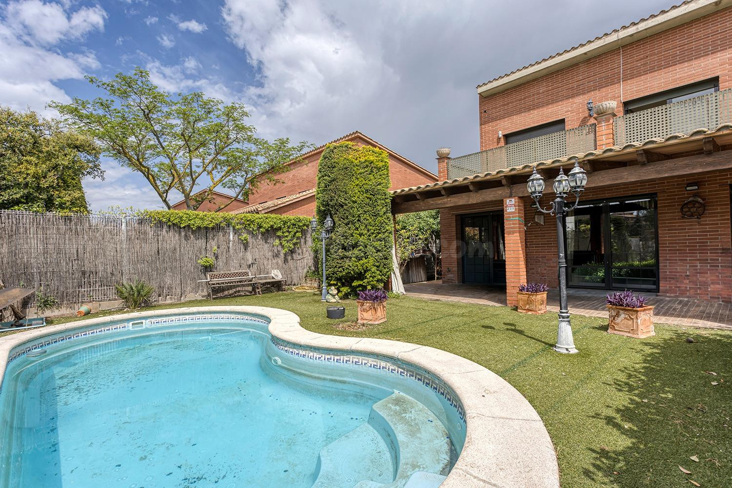 Oportunitat de Chalet en Plà de Sant Genís amb jardí i pisci