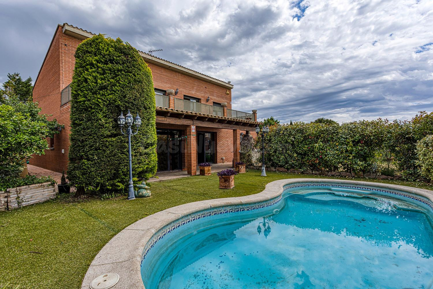 Oportunitat de Chalet en Plà de Sant Genís amb jardí i pisci - foto 2