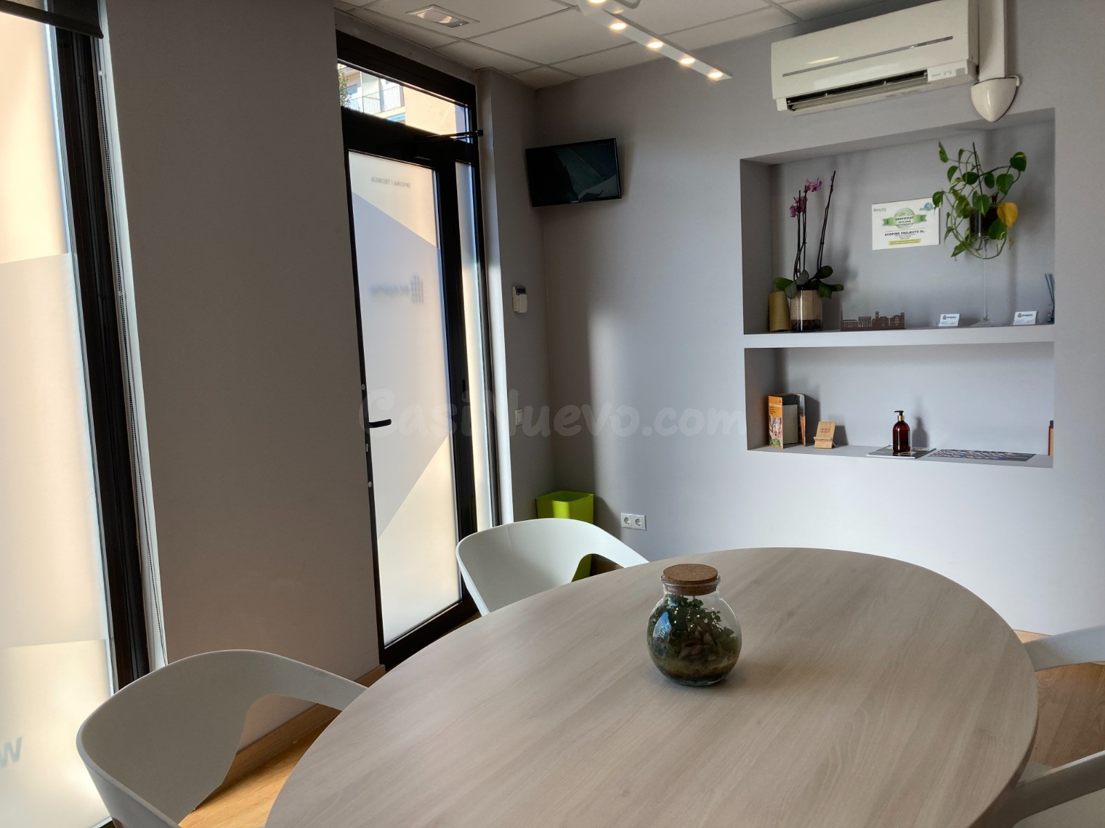 Local comercial de 72 m2 impecable i amb màxima visibilitat  - foto 4