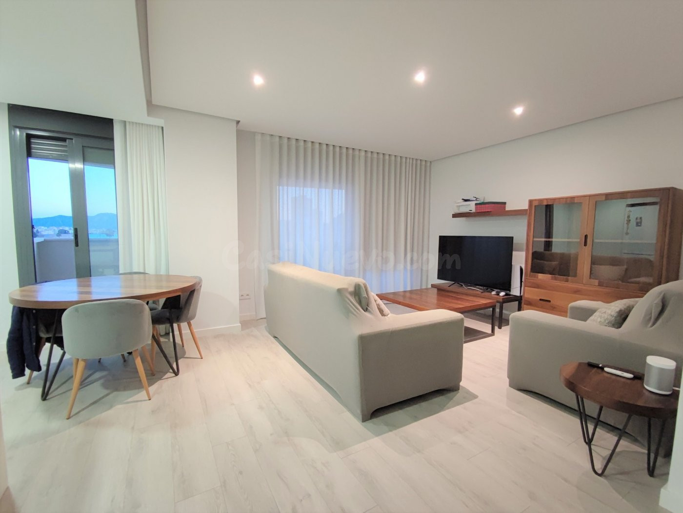 Se VENDE piso SEMI-NUEVO junto a JUAN CARLOS I, con TERRAZA, - foto 2