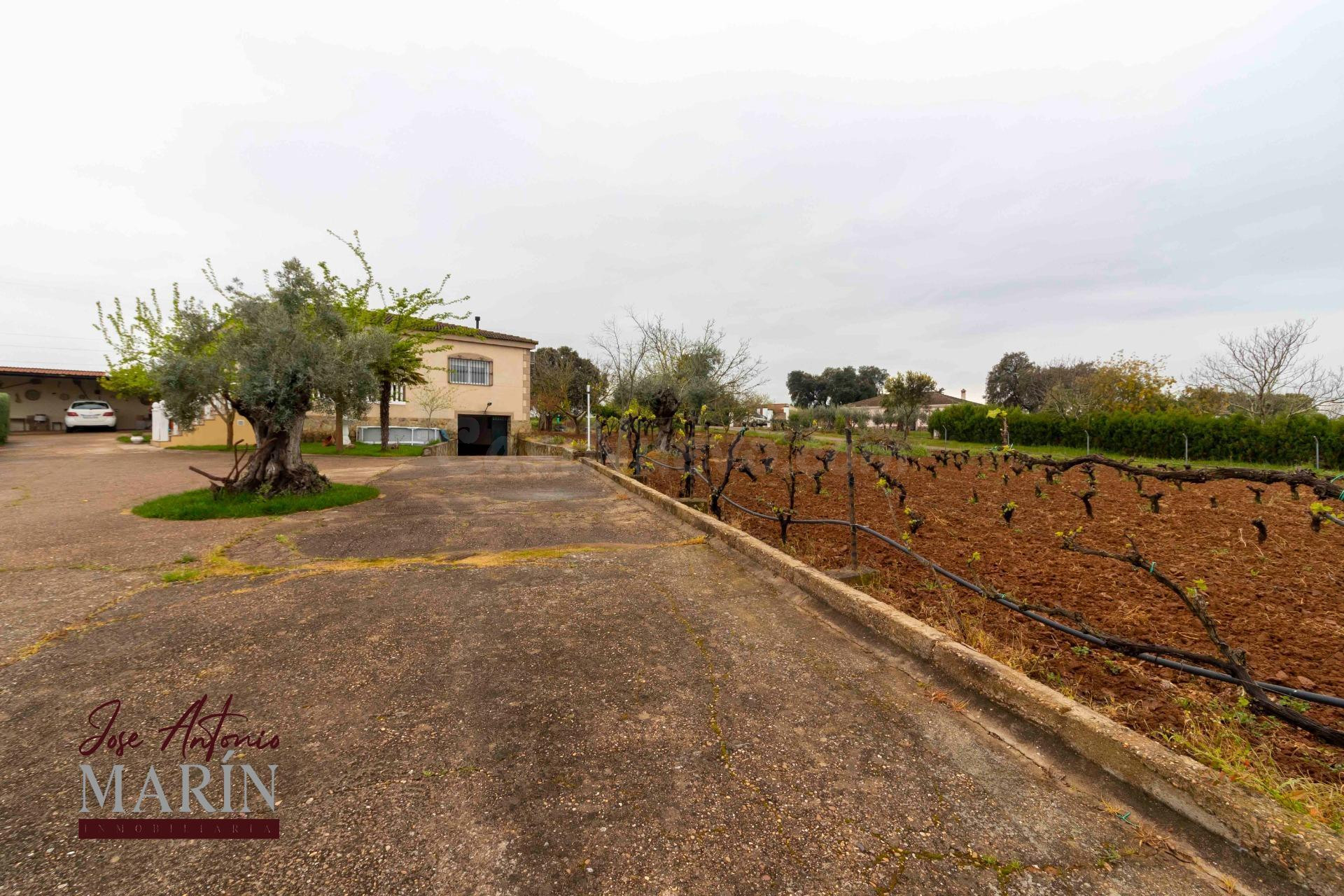 CHALET INDEPENDIENTE CON 5.000 M2 DE PARCELA EN CAMPOMANES - !!PROINDIVISO!!   NATURALEZA, ESPACIO Y CALIDAD DE VIDA A UN PASO DE BADAJOZ