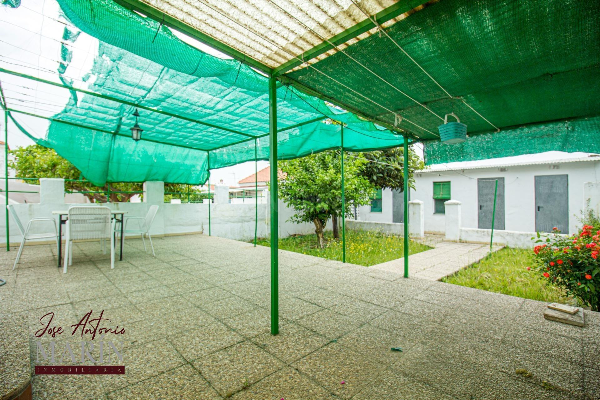 ADOSADO EN EL CENTRO DE BADAJOZ CON TERRAZA Y GRAN POTENCIAL - AMPLITUD, UBICACIÓN Y LUZ NATURAL