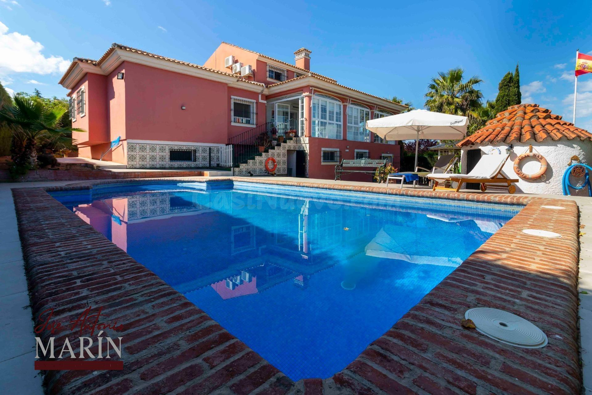 ESPECTACULAR CHALET CON PISCINA EN CTRA. DE SEVILLA - RONDA SUR - AMPLITUD, PRIVACIDAD Y EXCLUSIVIDAD EN BADAJOZ