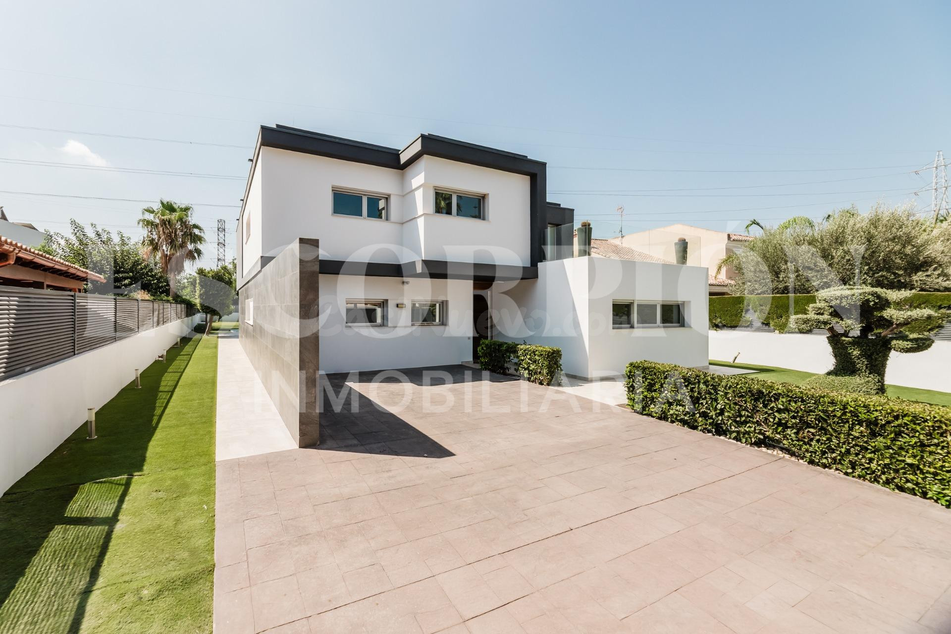 Espectacular villa independiente  con gran parcela en Torre 