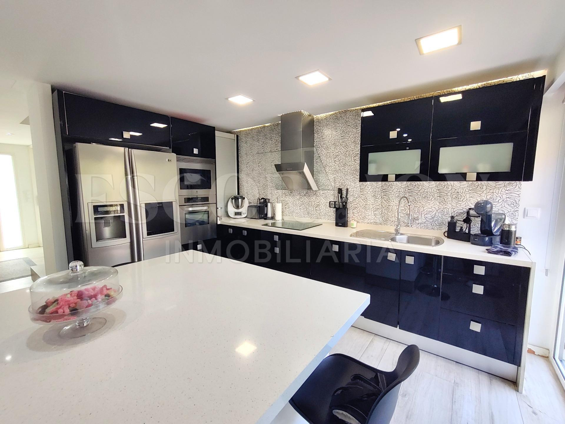 Espectacular pareado de diseño reformado con placas solares, - foto 4