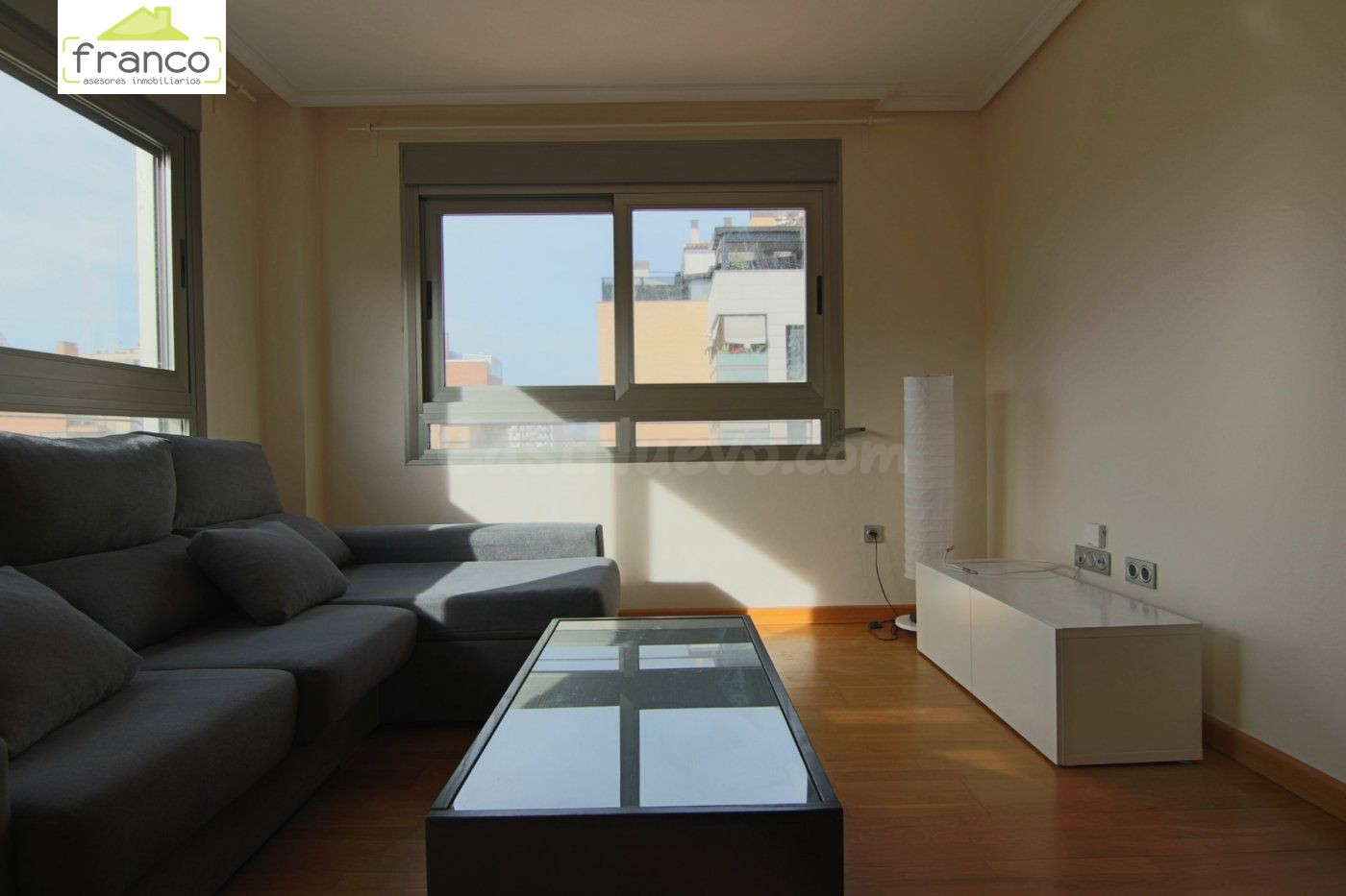 Moderno y en la mejor zona de Juan Carlos I- - foto 4