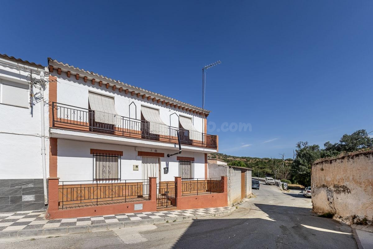 Amplia casa adosada de 5 dormitorios con patios, balcón y gr