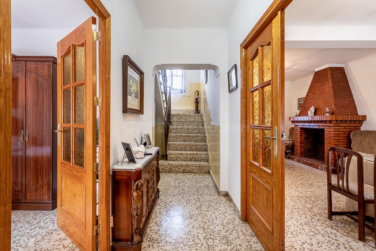 Amplia casa adosada de 5 dormitorios con patios, balcón y gr - foto 2