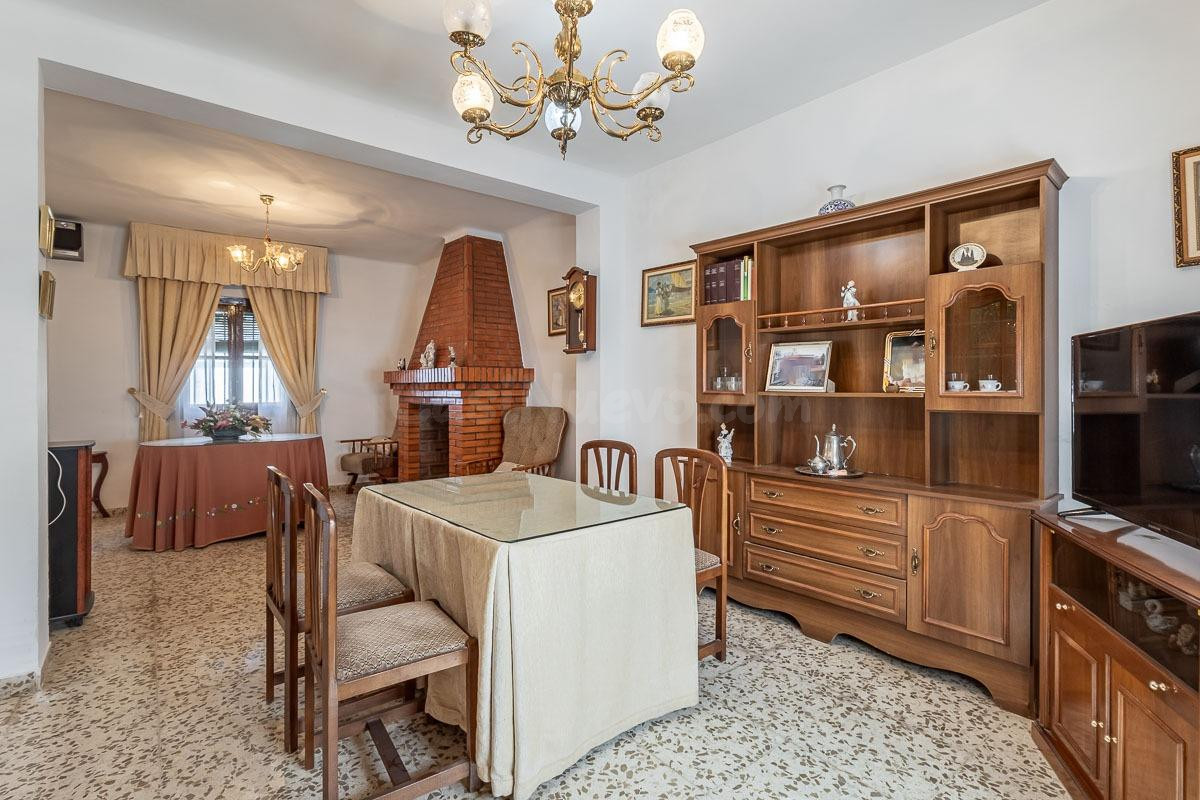 Amplia casa adosada de 5 dormitorios con patios, balcón y gr - foto 3
