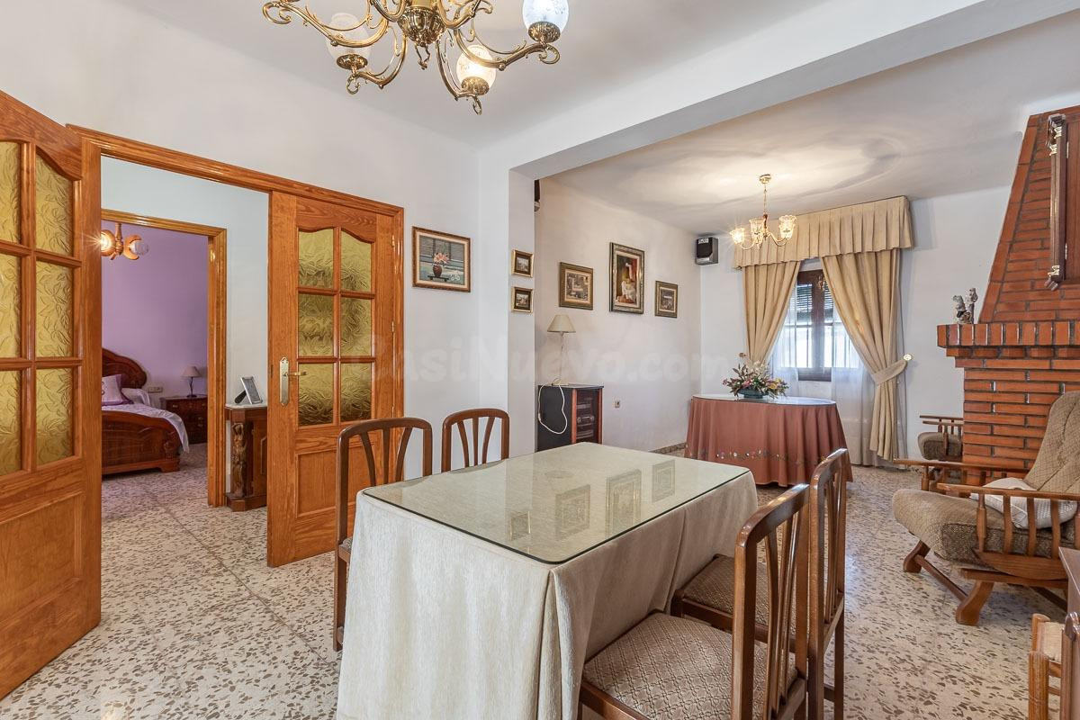 Amplia casa adosada de 5 dormitorios con patios, balcón y gr - foto 4