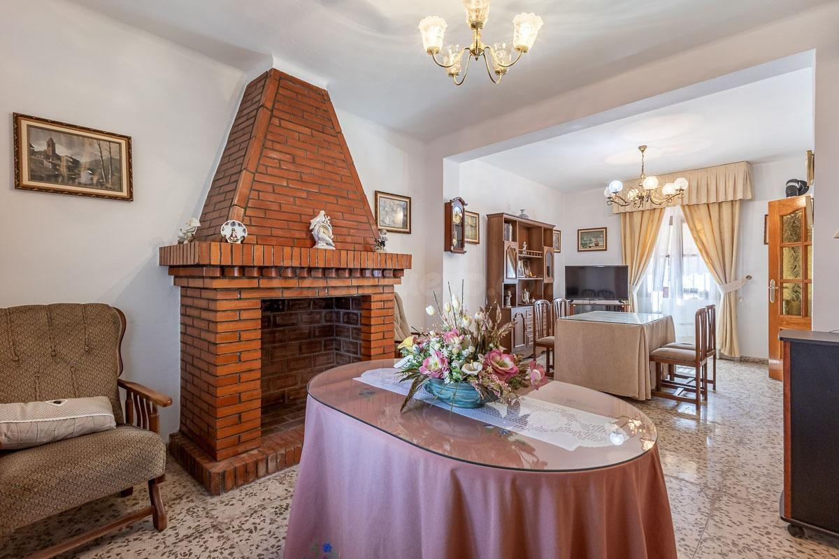 Amplia casa adosada de 5 dormitorios con patios, balcón y gr - foto 5