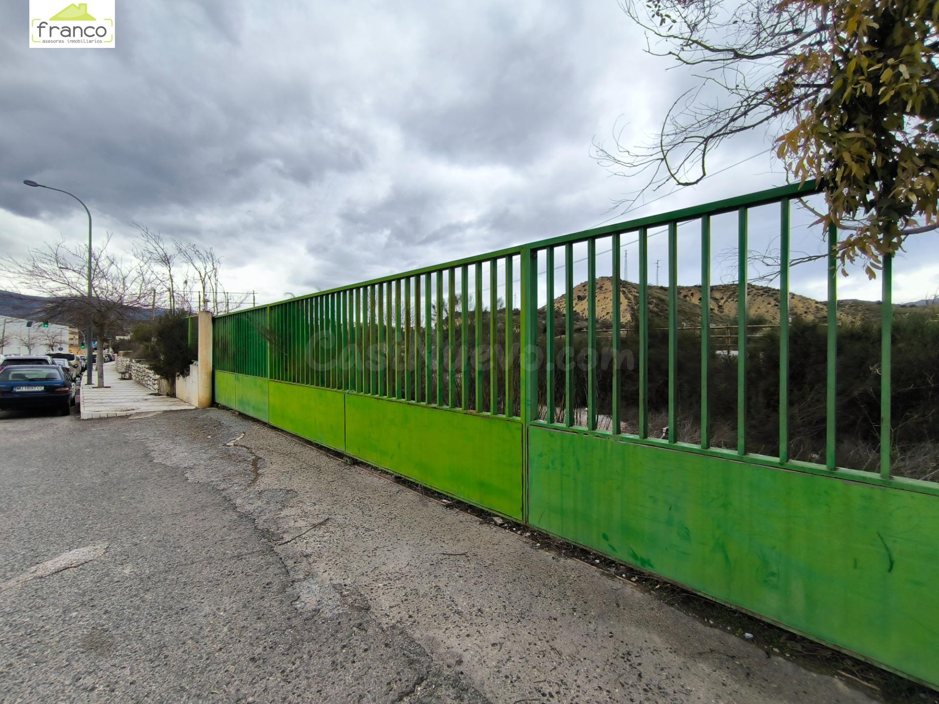 SOLAR USO TERCIARIO JUNTO A MERCADONA