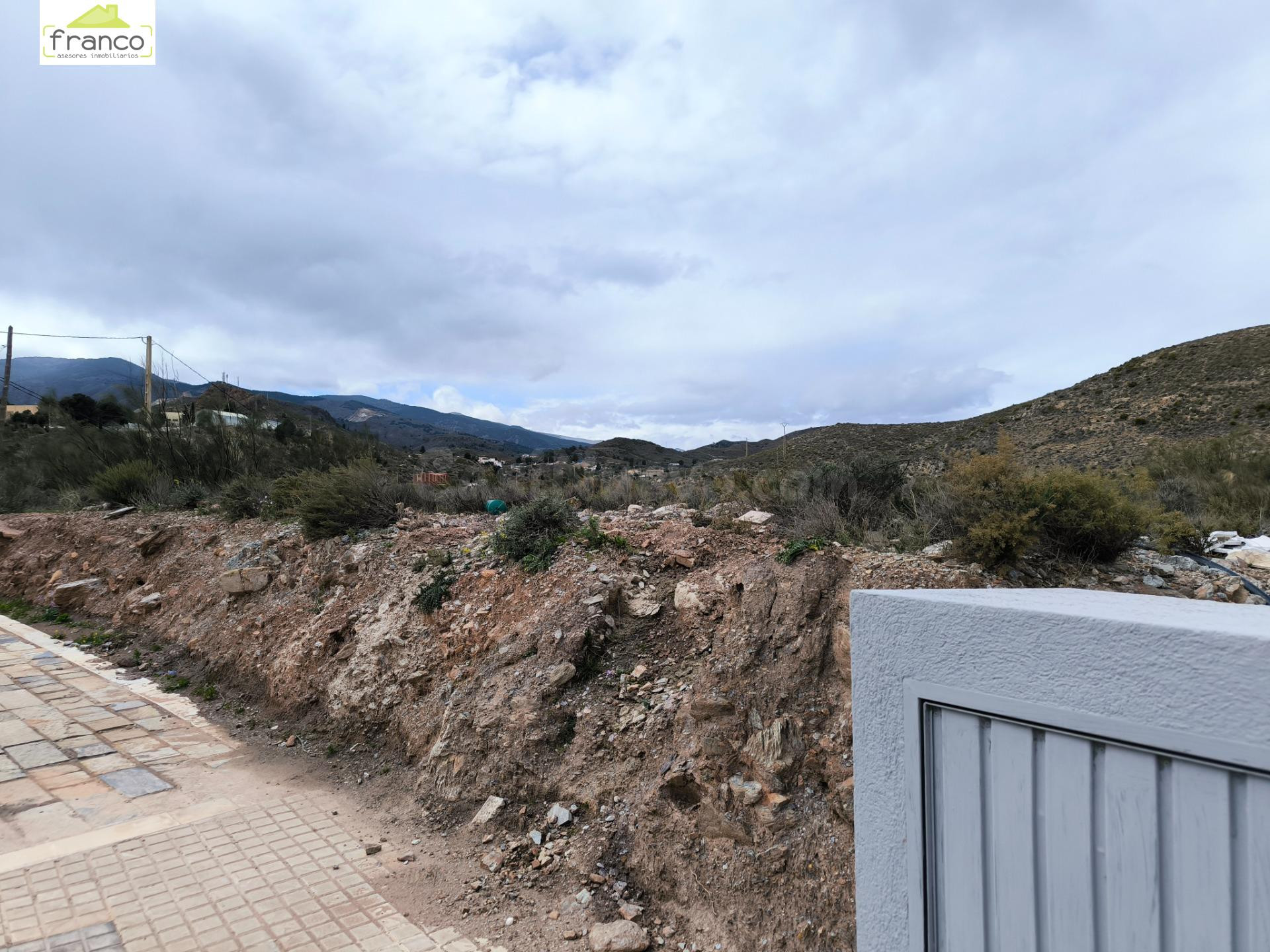 SOLAR USO TERCIARIO JUNTO A CENTRO TECNOLOGICO DE LA PIEDRA EN MACAEL