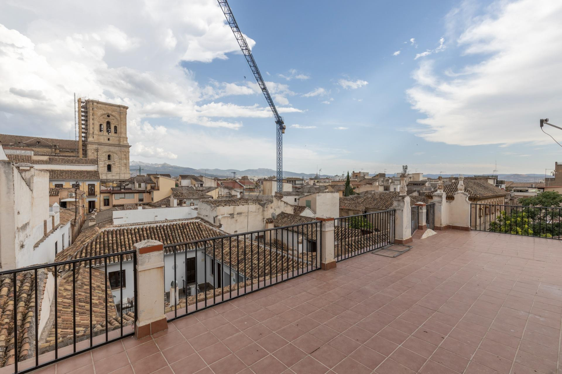 Oportunidad única en pleno corazón de Granada: luminosidad, ubicación y un enorme potencial de transformación