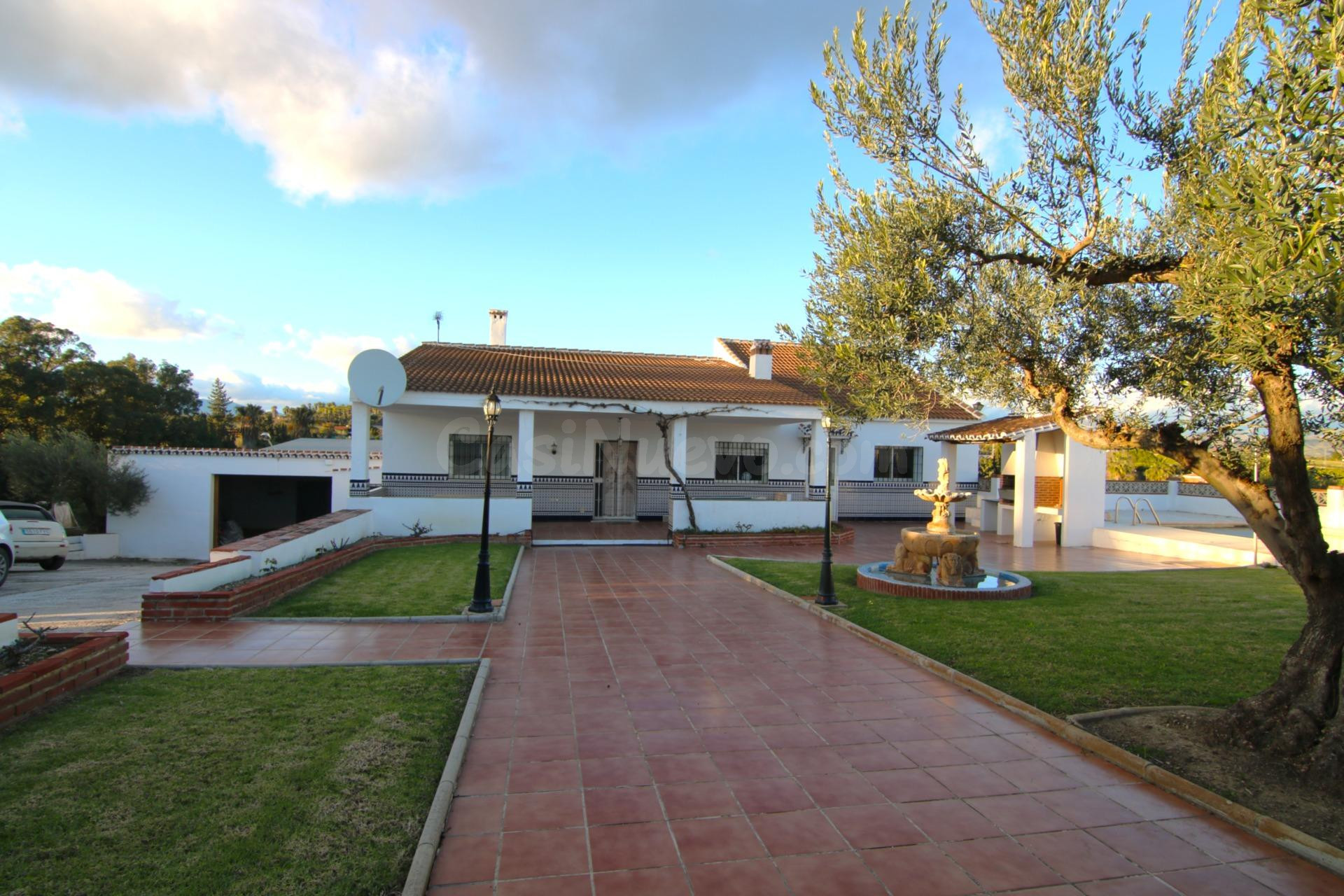 VILLA EN PIEGALLINA CON NAVE Y ALMACENES