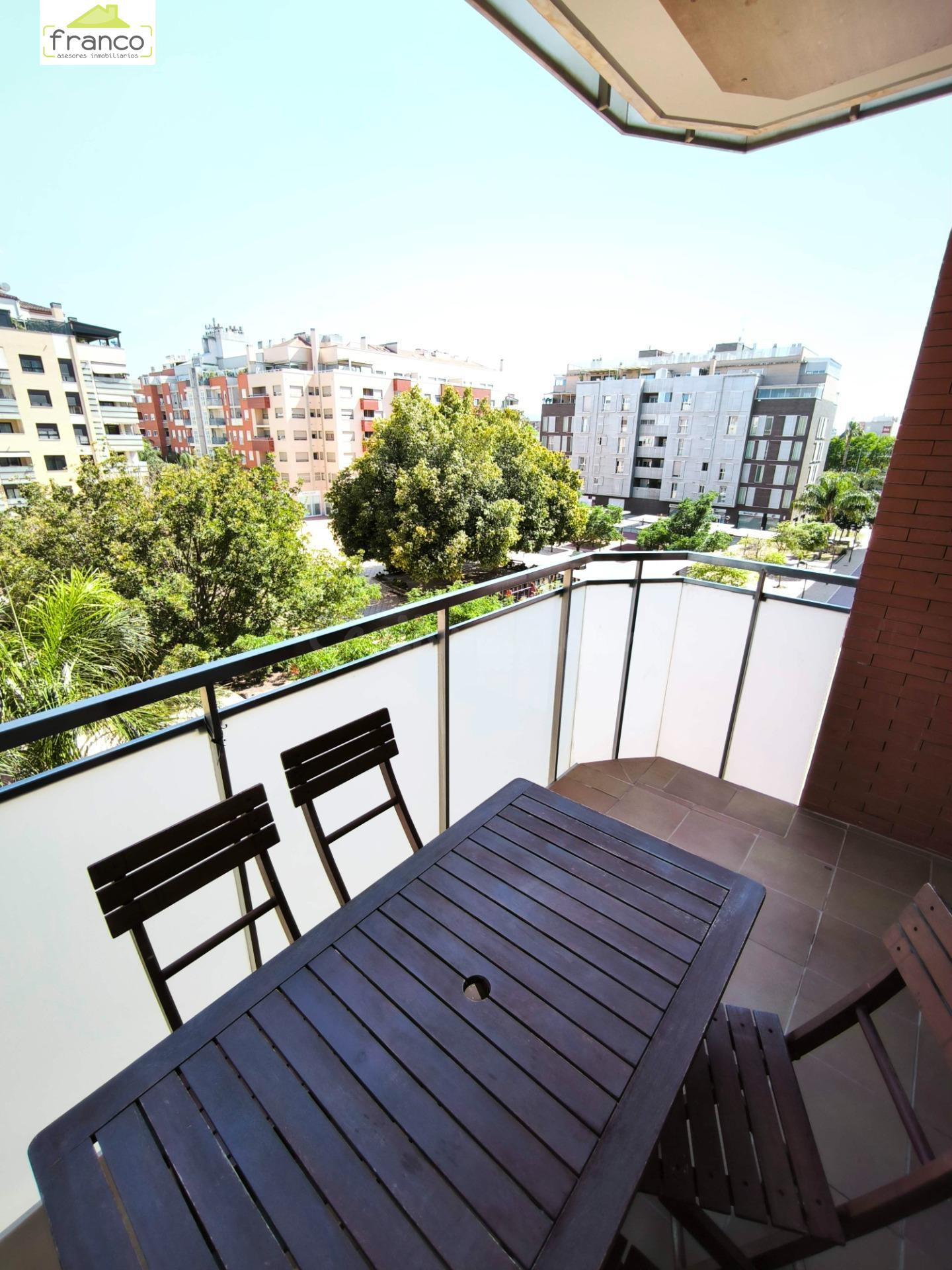 Amueblado, terraza y junto a Avda. Juan Carlos I - foto 2