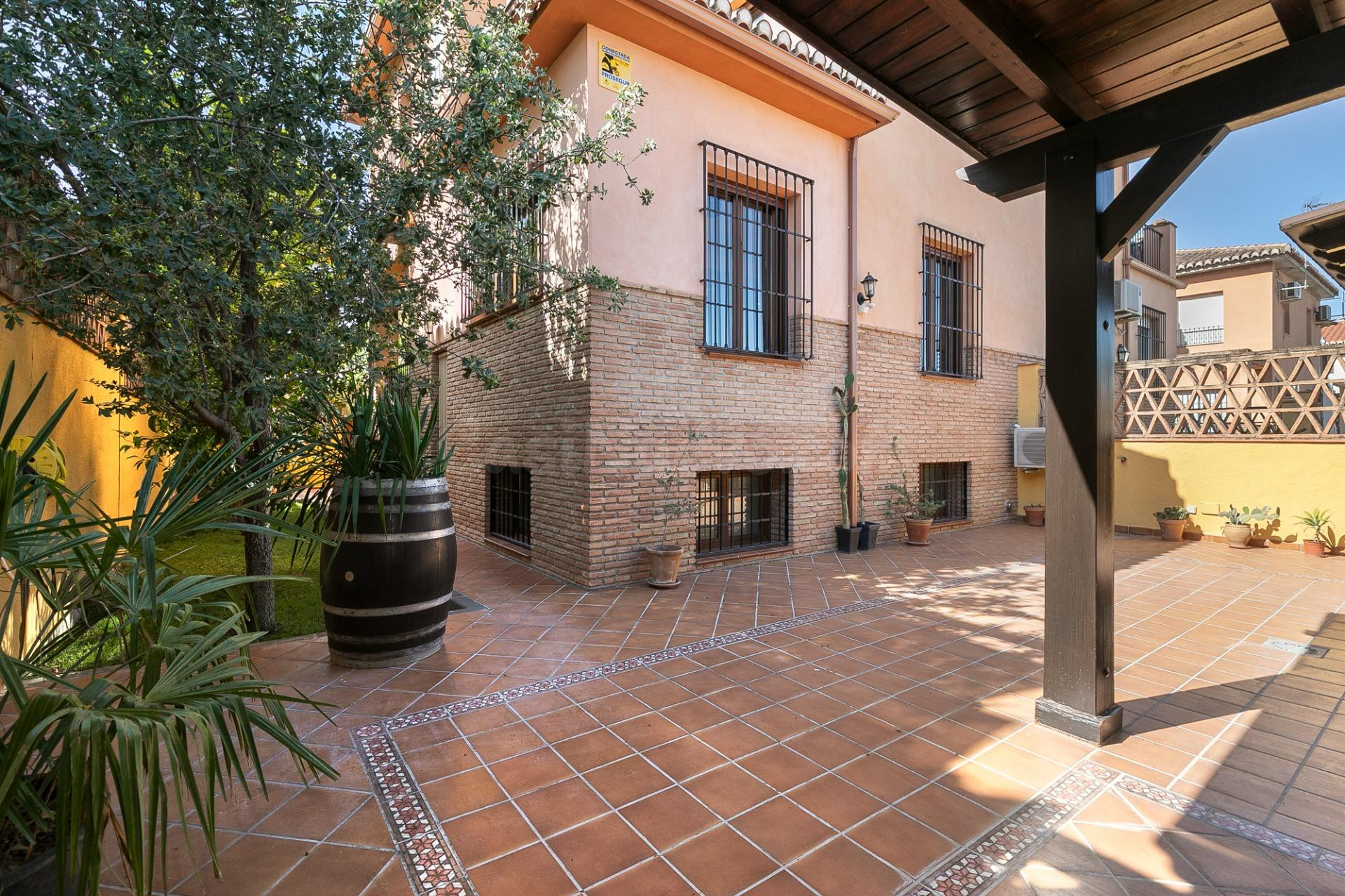 Espectacular vivienda pareada a la entrada a de Jun