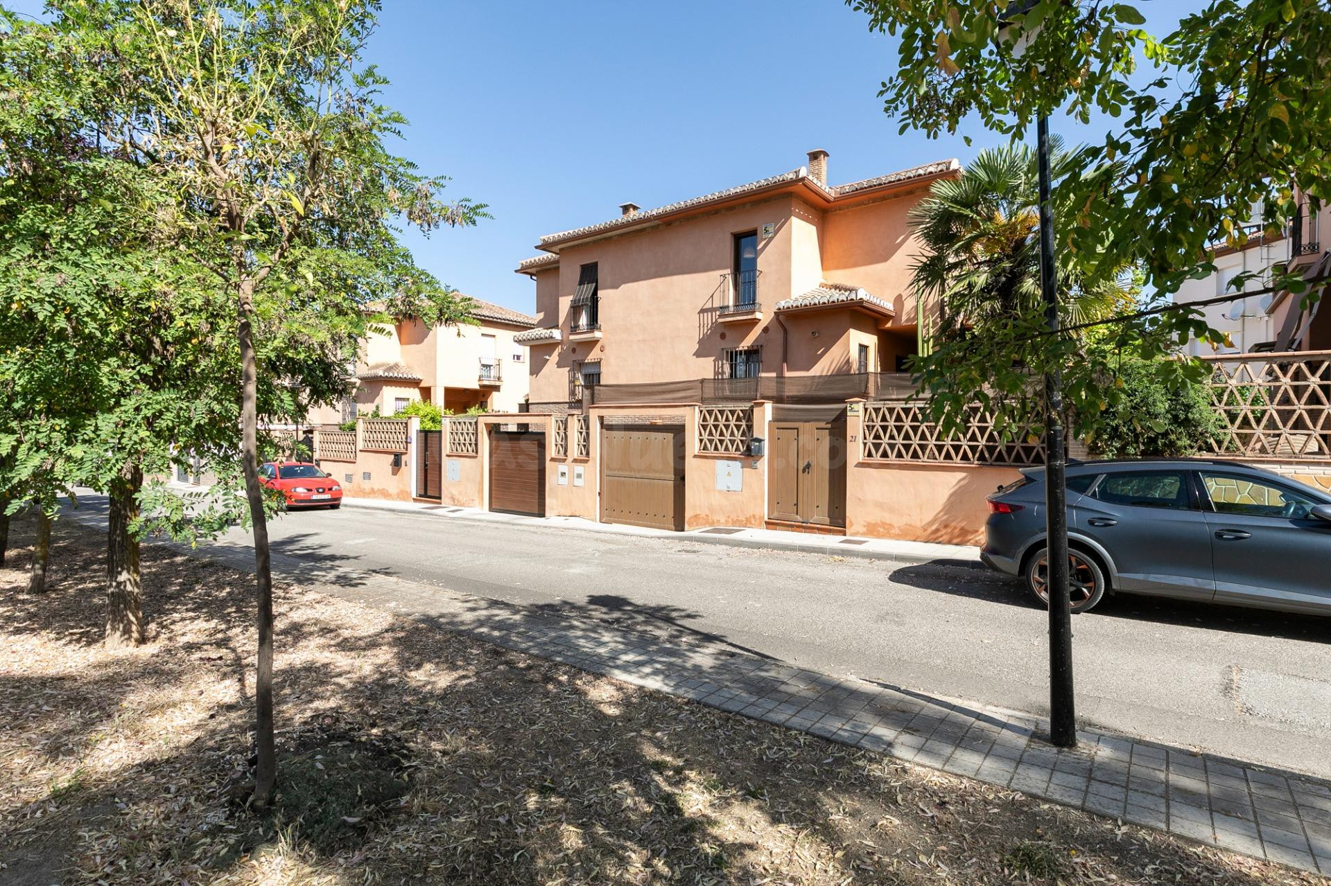 Espectacular vivienda pareada a la entrada a de Jun - foto 2