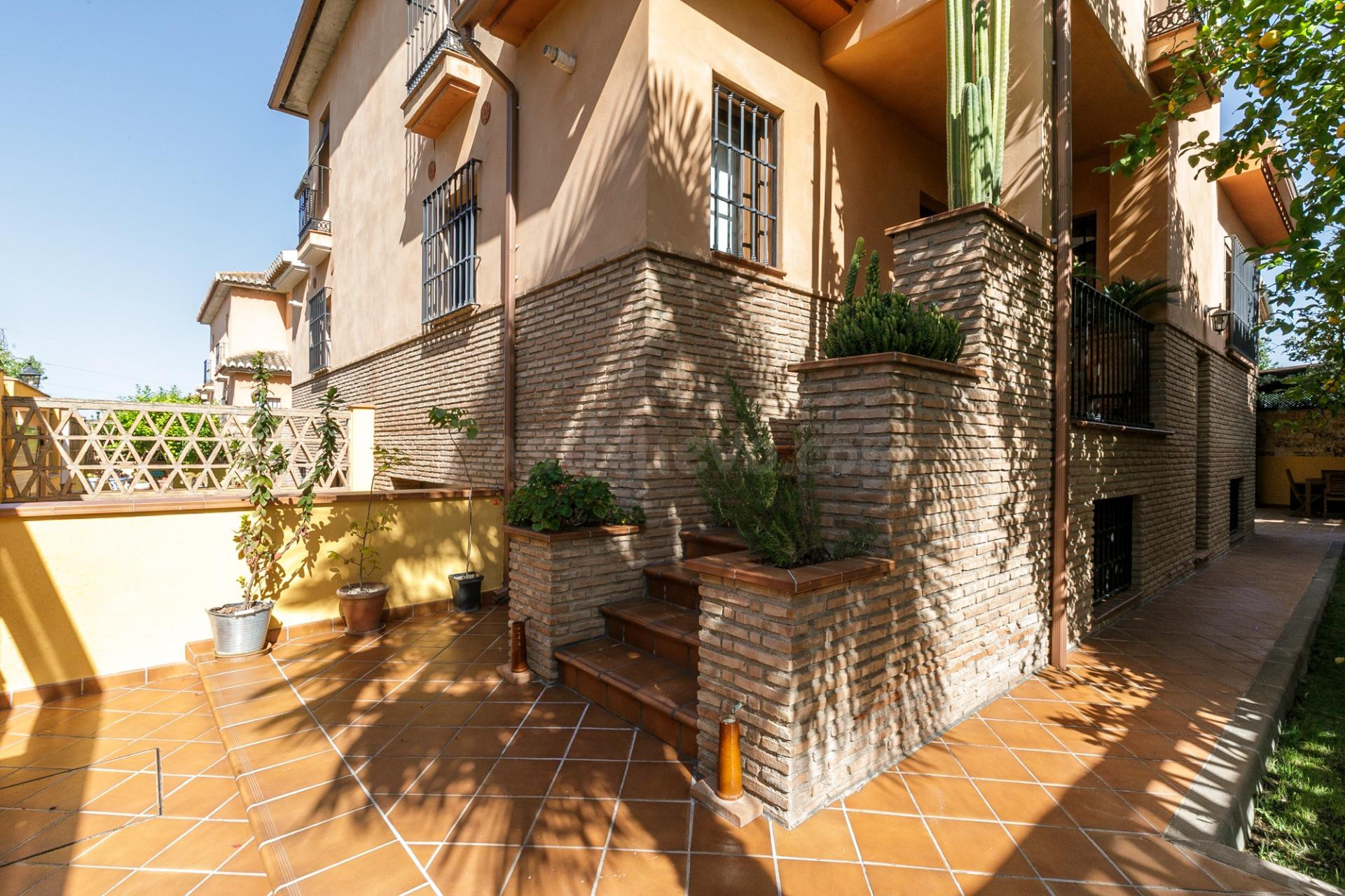 Espectacular vivienda pareada a la entrada a de Jun - foto 4