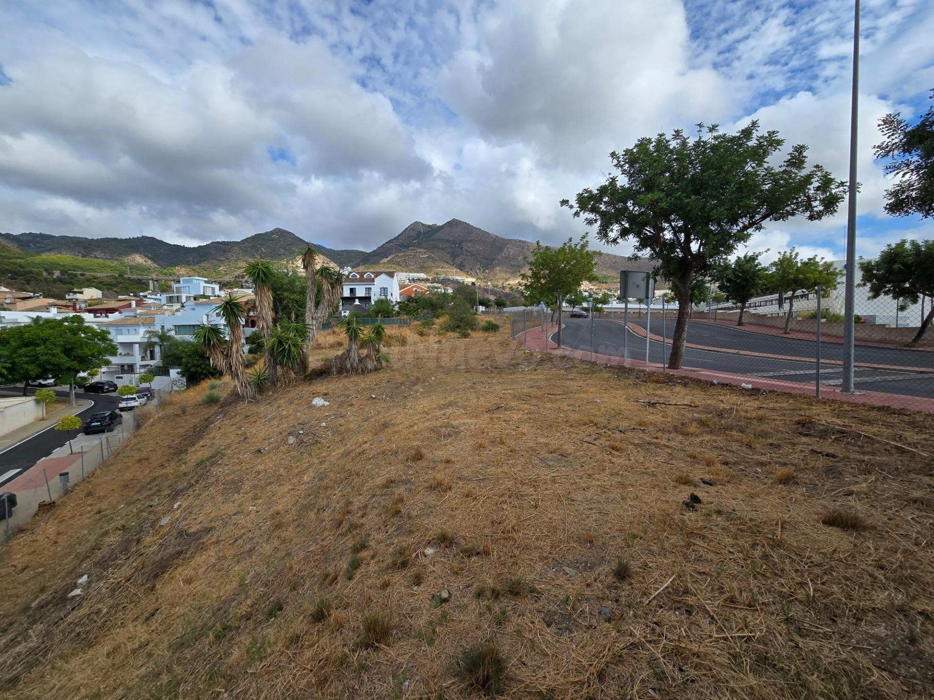 Excelente Parcela Urbana en Benalmádena - Ideal para Chalet 