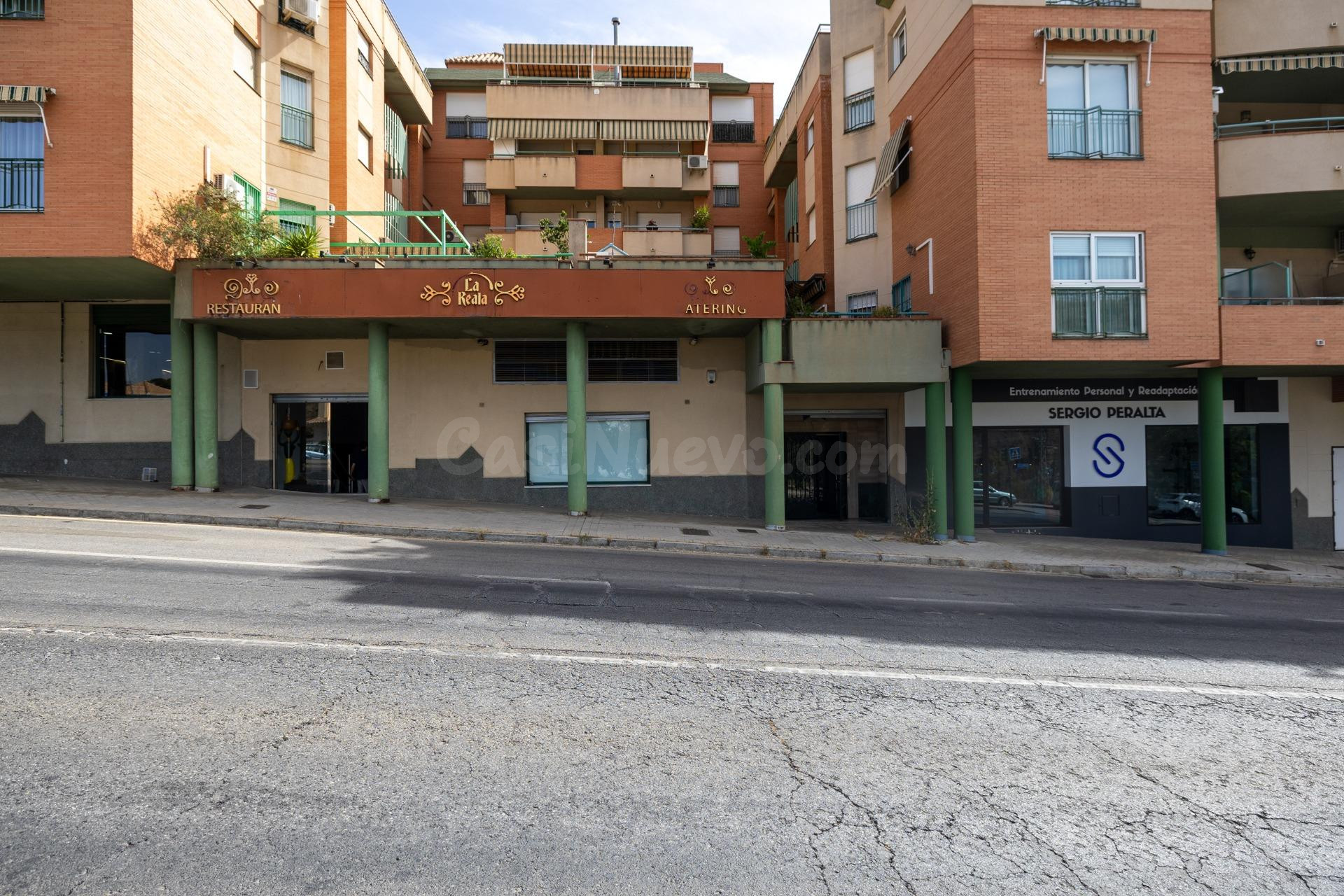 Espectacular local comercial en Nuevo Acceso a la Alhambra, 