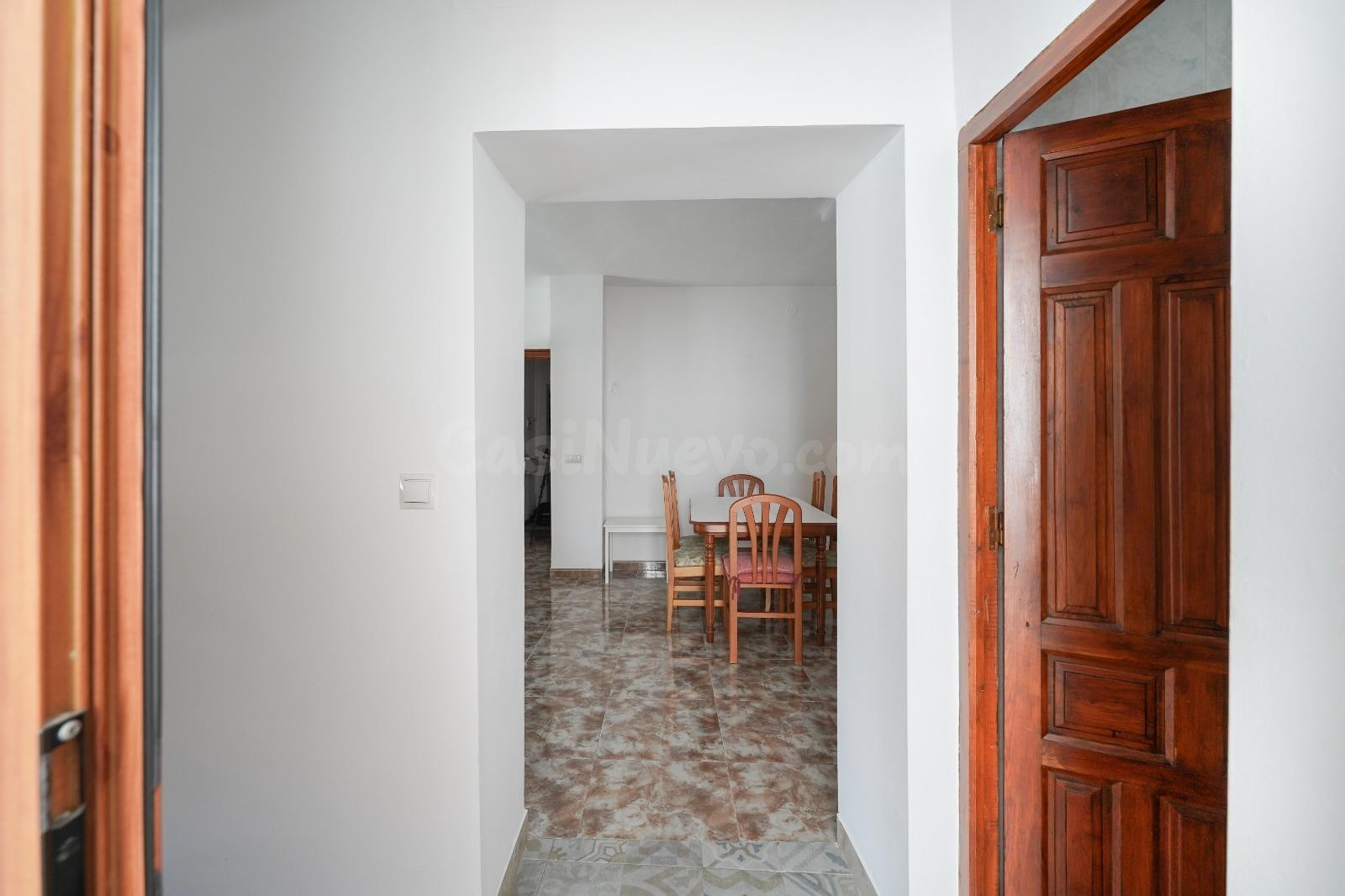 CASA EN UNA PLANTA CON PATIO Y TERRAZA - foto 2