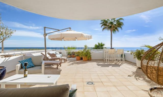 Apartamento en planta baja en venta en Estepona en primera l - foto 2