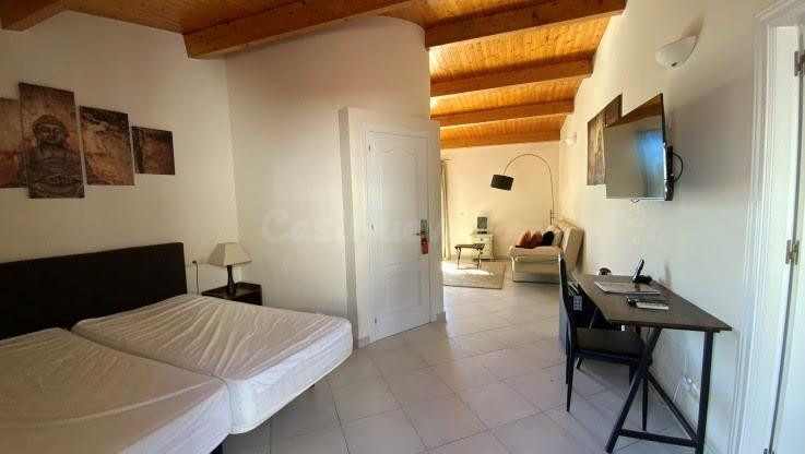 Gran casa mata de 3 plantas con licencia turística en el Cas - foto 5