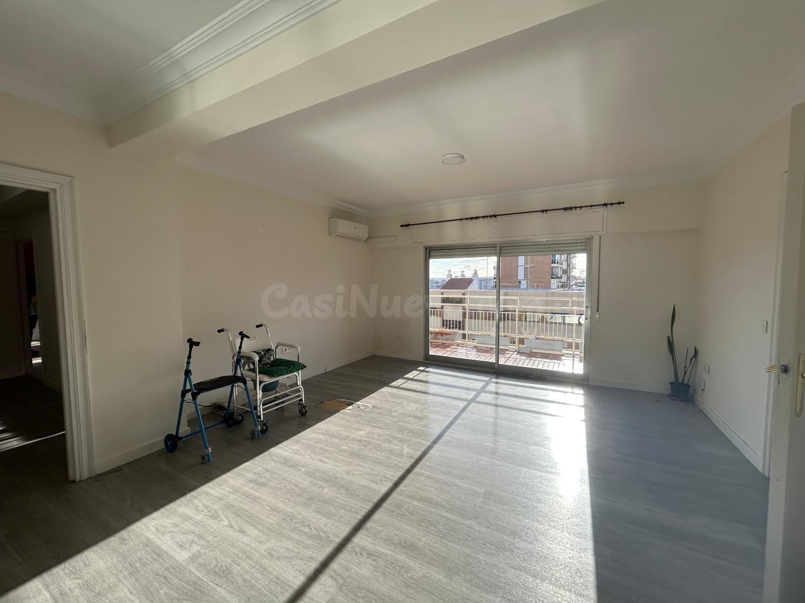 ESTUPENDO PISO CON ASCENSOR SIN AMUEBLAR EN LA MEJOR ZONA DE - foto 2