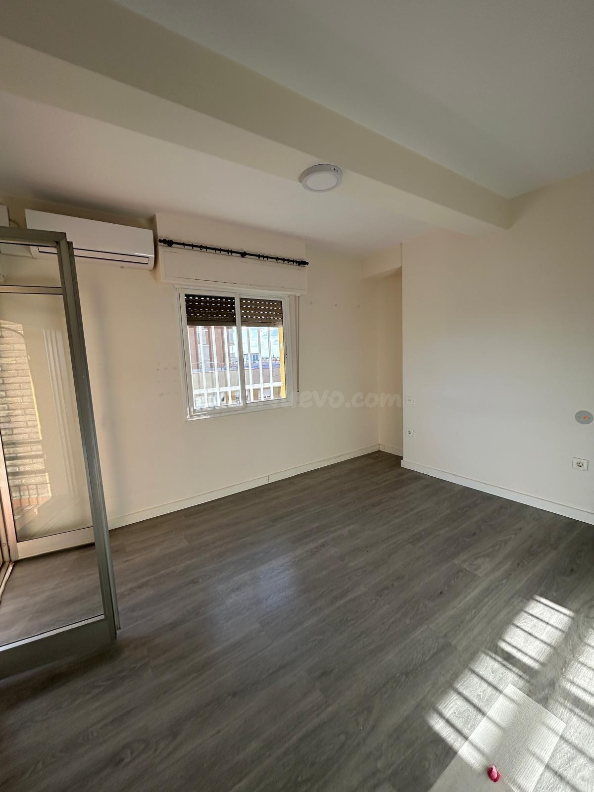ESTUPENDO PISO CON ASCENSOR SIN AMUEBLAR EN LA MEJOR ZONA DE - foto 4