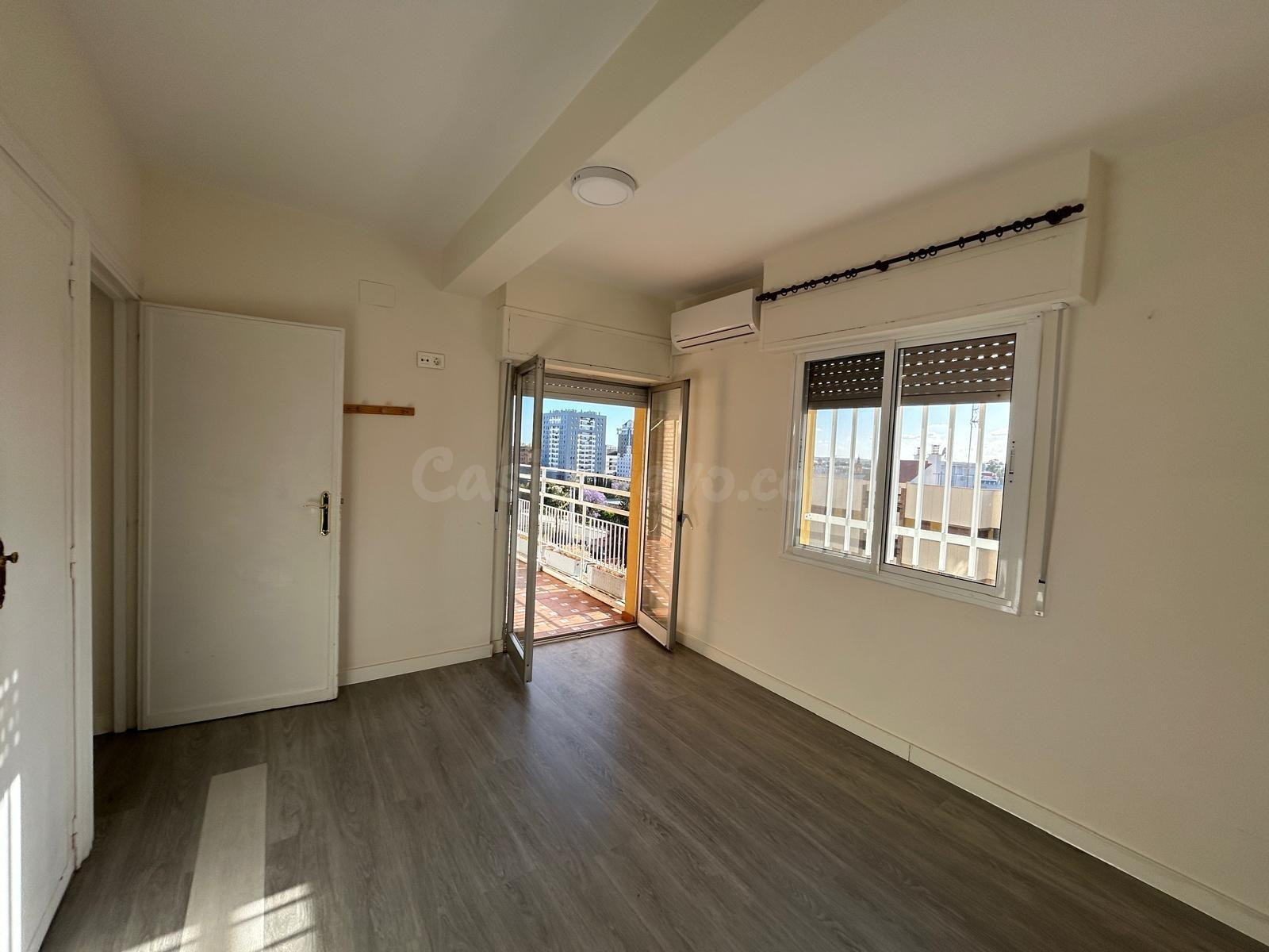ESTUPENDO PISO CON ASCENSOR SIN AMUEBLAR EN LA MEJOR ZONA DE - foto 5