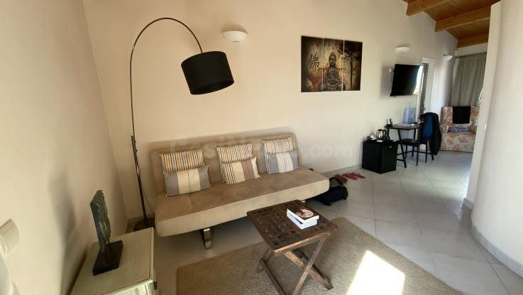 Gran casa mata de 3 plantas con licencia turística en el Cas - foto 5