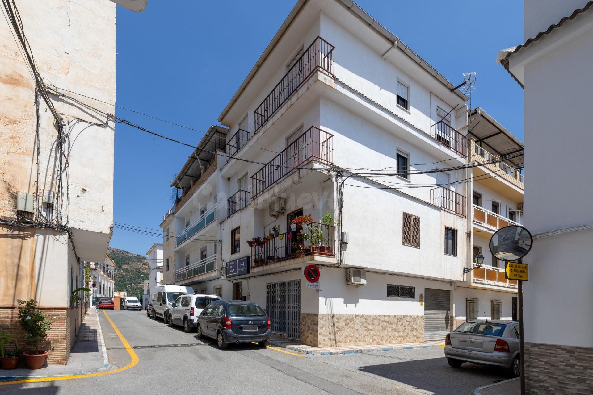 ¡Oportunidad en Lanjarón! Piso con balcón y un gran potencia