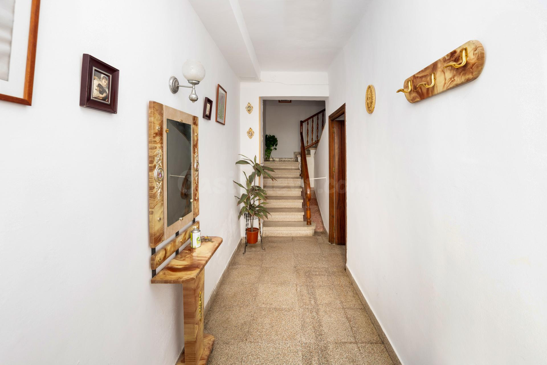 ¡Oportunidad en Lanjarón! Piso con balcón y un gran potencia - foto 2