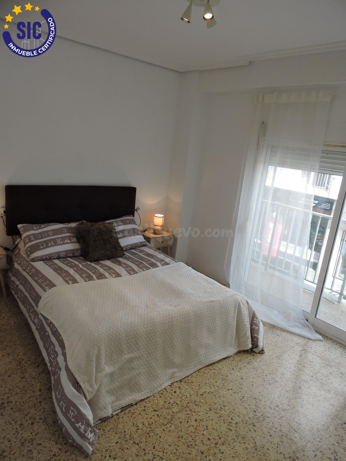 Piso en venta en la Malvarrosa de 1 habitación con balcón - foto 2