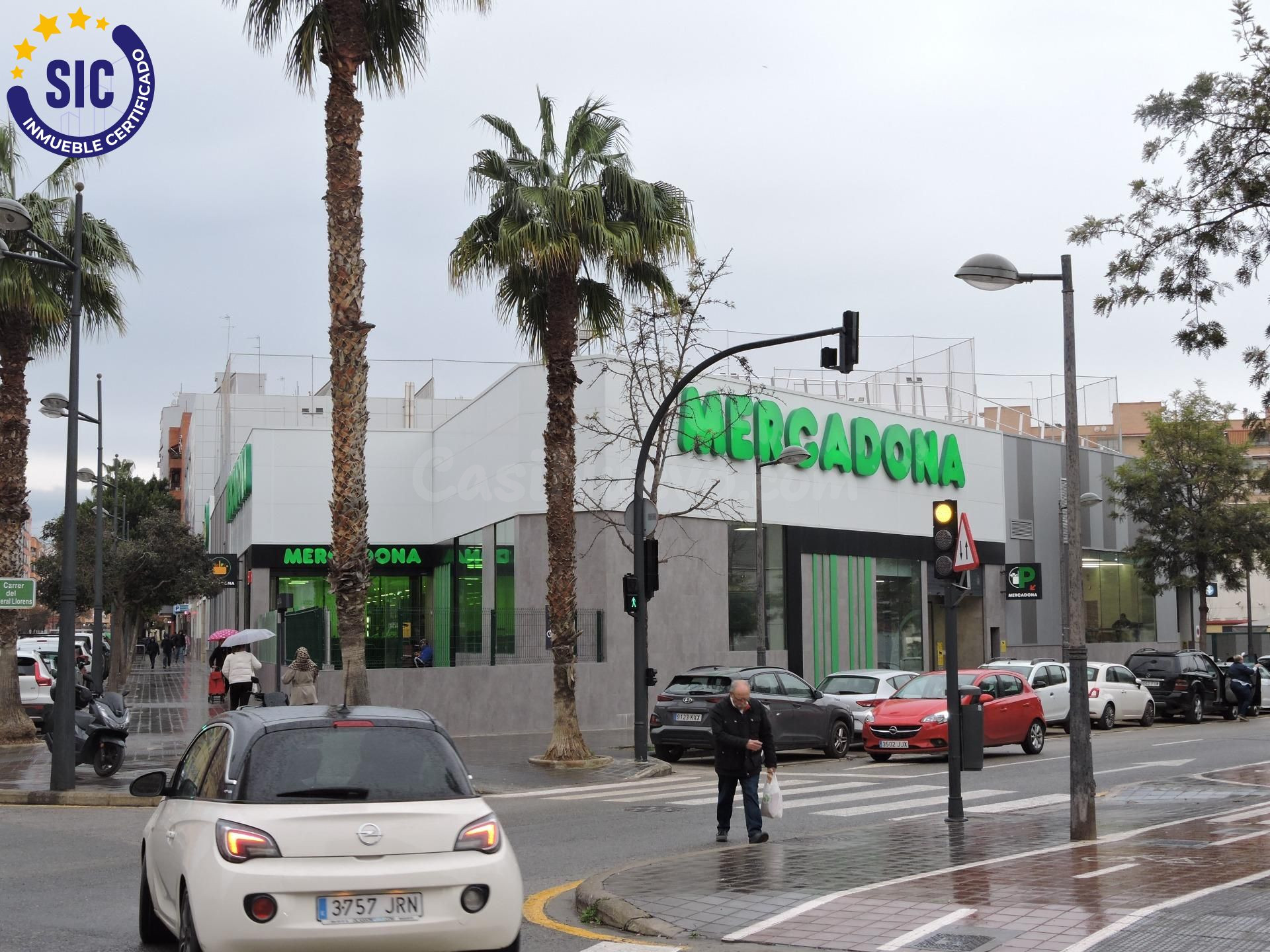 Local esquinero en alquiler en Benicalap - foto 3