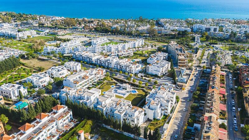 Miradores de Estepona ! Precioso Bajo muy amplio. - foto 4