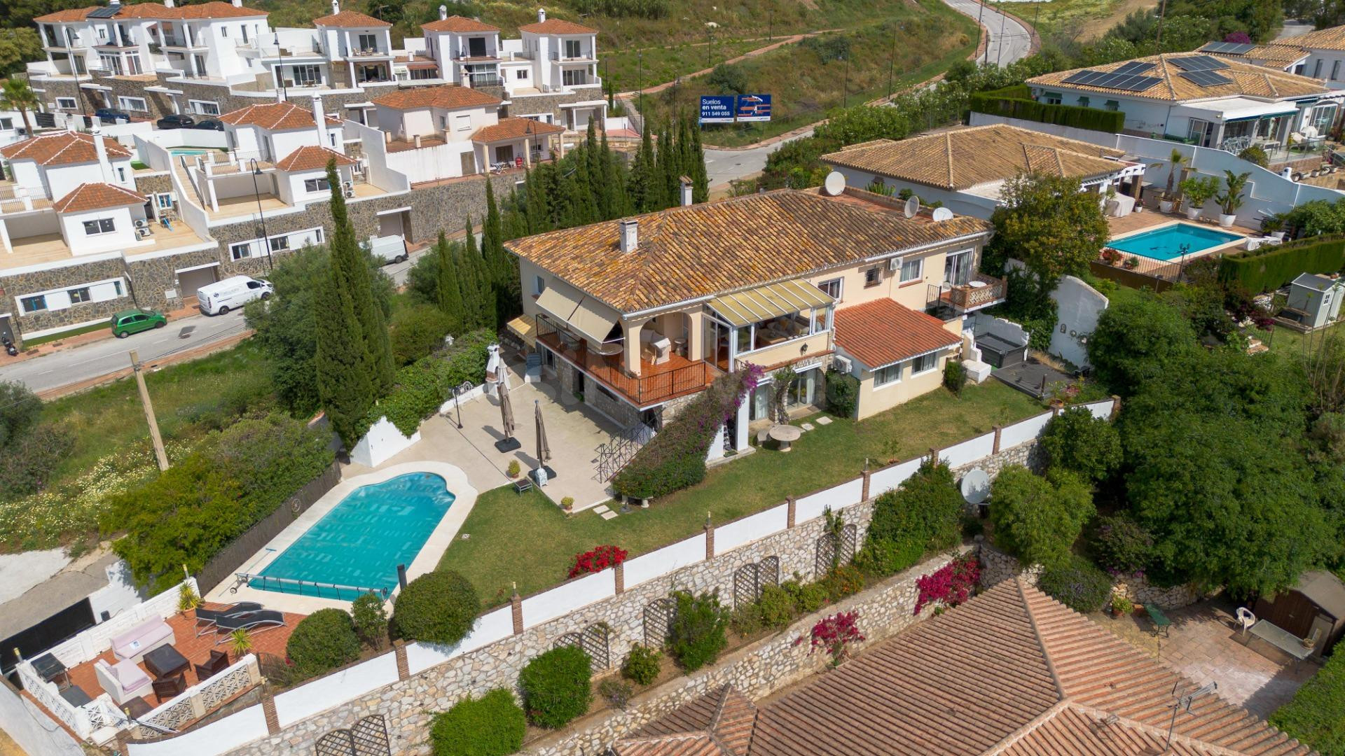 VILLA INDEPENDIENTE EN MIJAS: DOS VIVIENDAS EN UNA CON NEGOC - foto 2