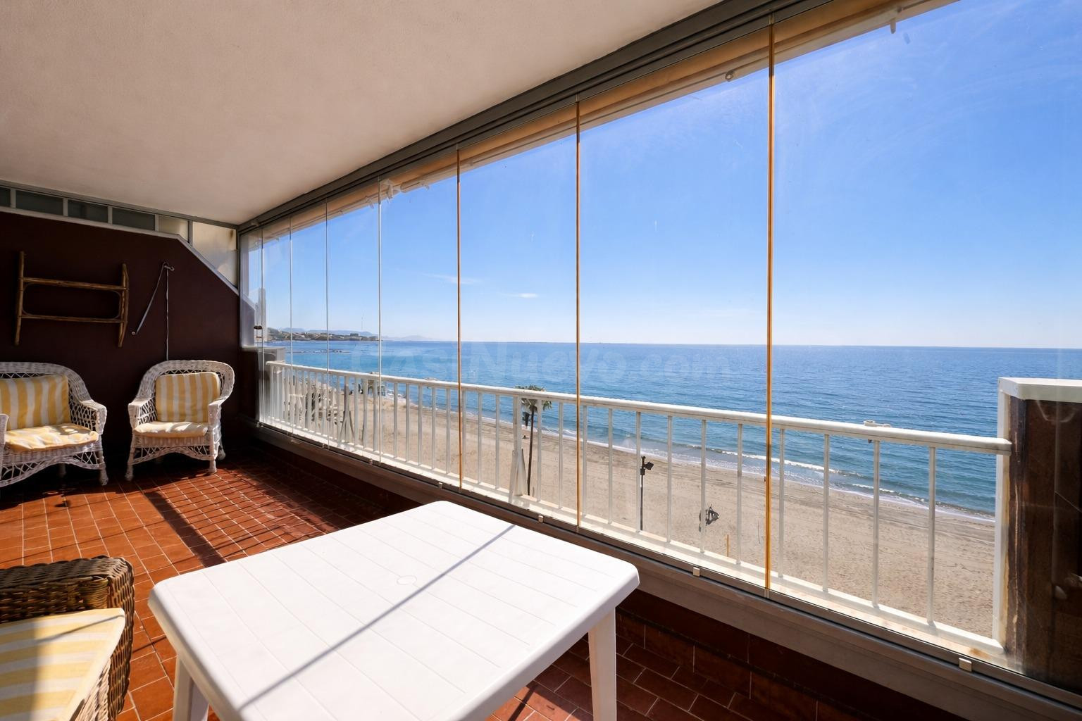 OPORTUNIDAD ÚNICA: PISO EN PRIMERA LINEA DE PLAYA, PLANTA AL - foto 2