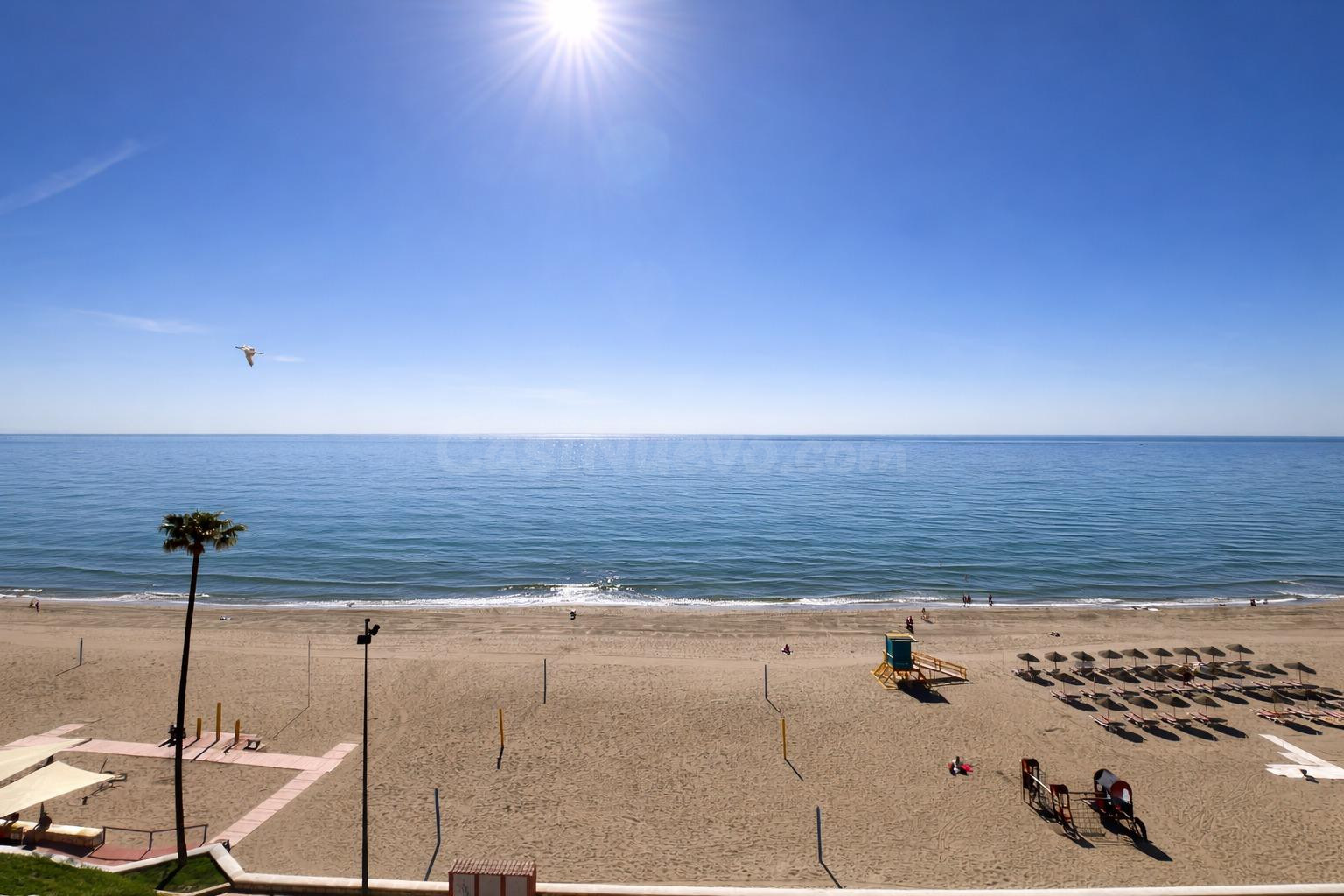 OPORTUNIDAD ÚNICA: PISO EN PRIMERA LINEA DE PLAYA, PLANTA AL - foto 3