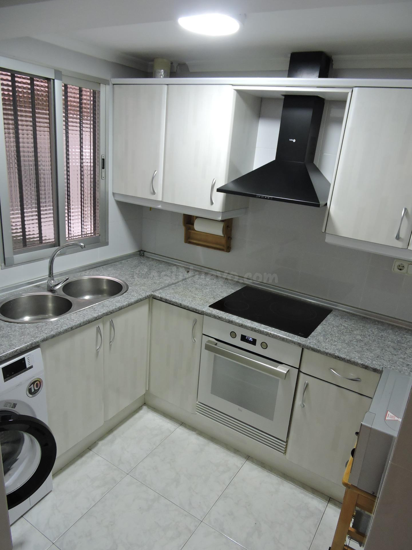 Piso de alquiler de 3 habitaciones con balcón en Ciutat Vell